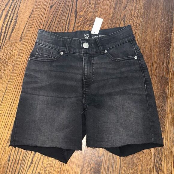 New New York and Company shorts - Picture 1 of 4